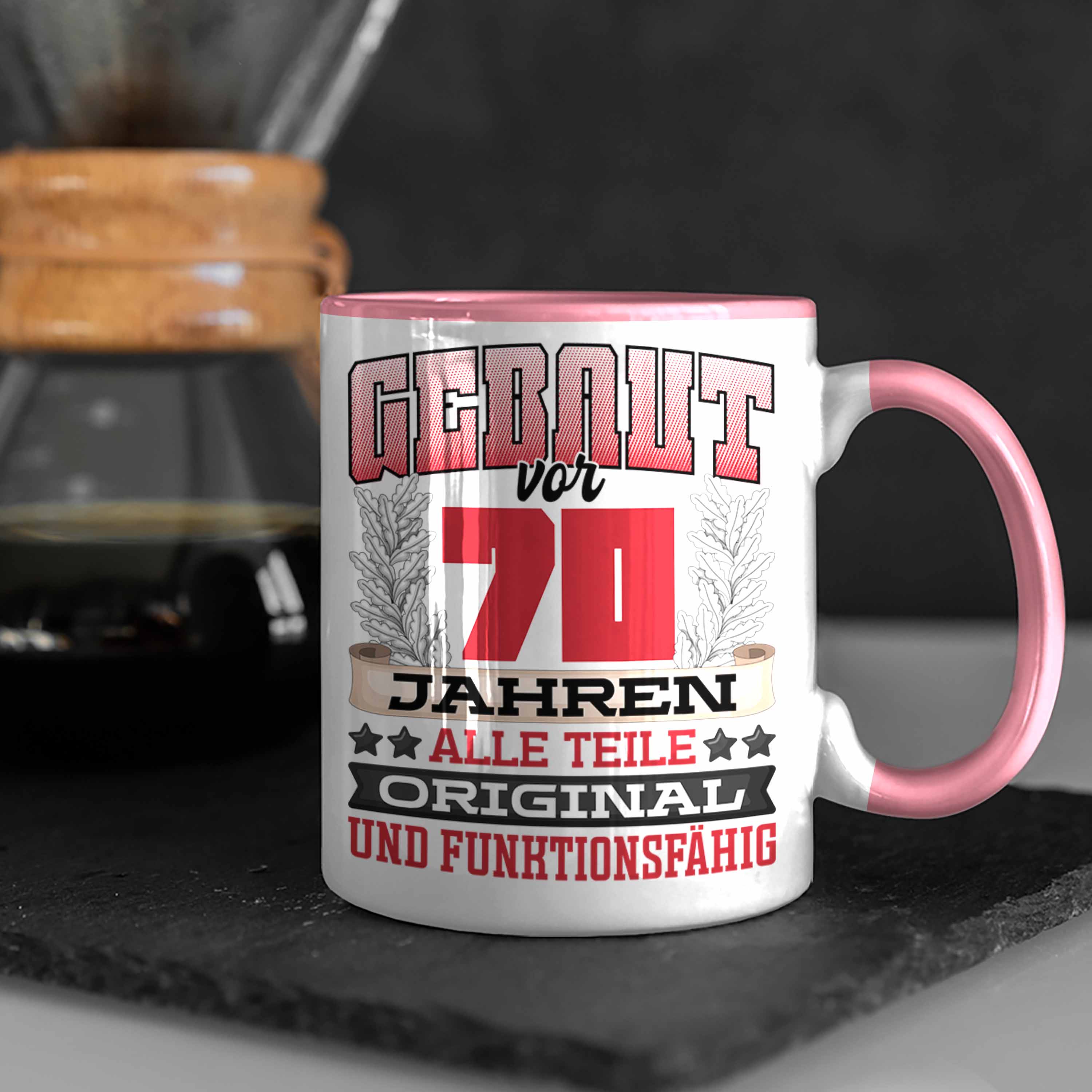 Trendation - 70er Geburtstag Tasse Geschenk Frauen Männer Spruch Gebaut Vor 70 J