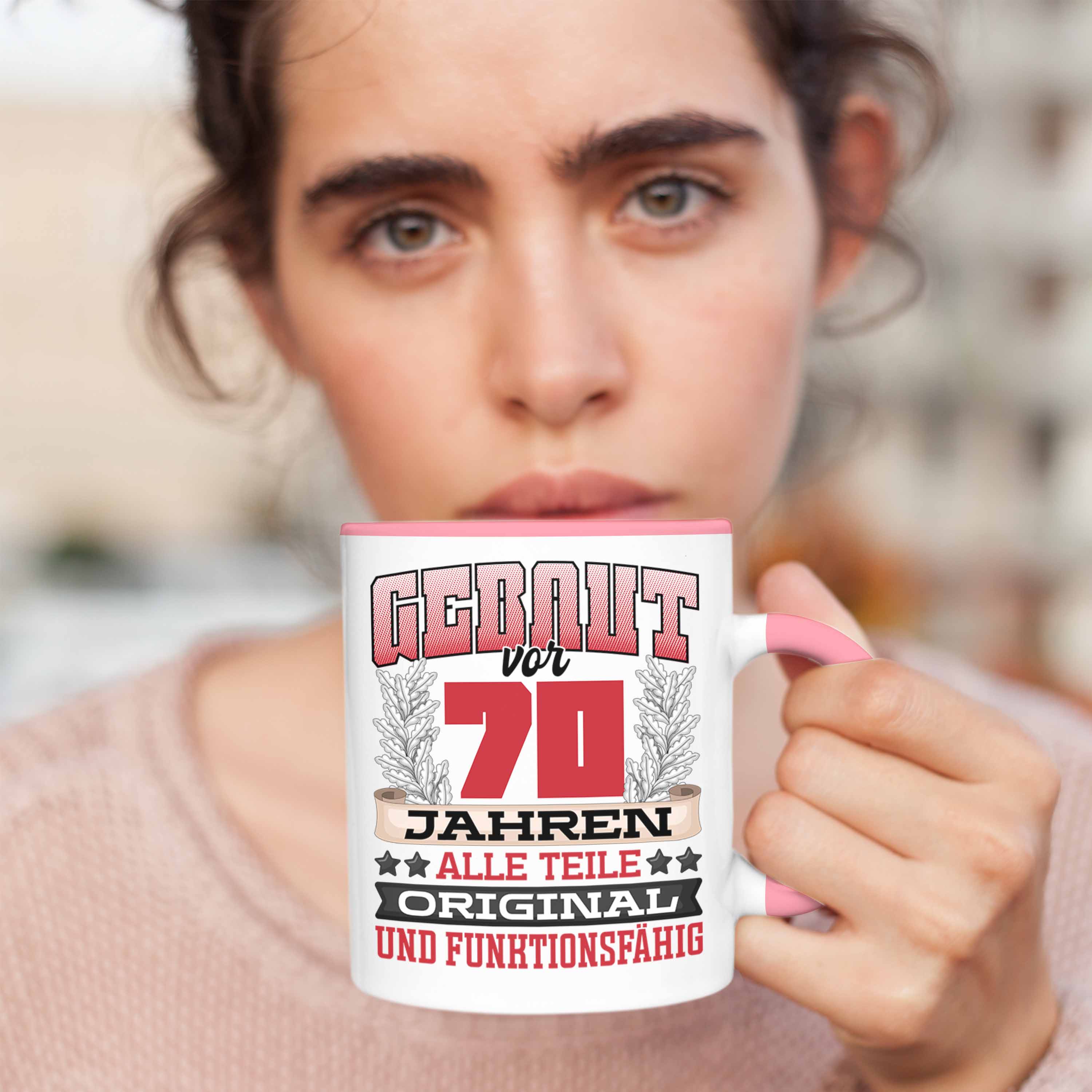 Trendation - 70er Geburtstag Tasse Geschenk Frauen Männer Spruch Gebaut Vor 70 J